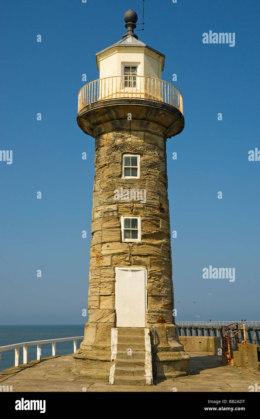 Faro sul molo del porto di Whitby North Yorkshire England Regno Unito Regno Unito GB Gran Bretagna Foto Stock