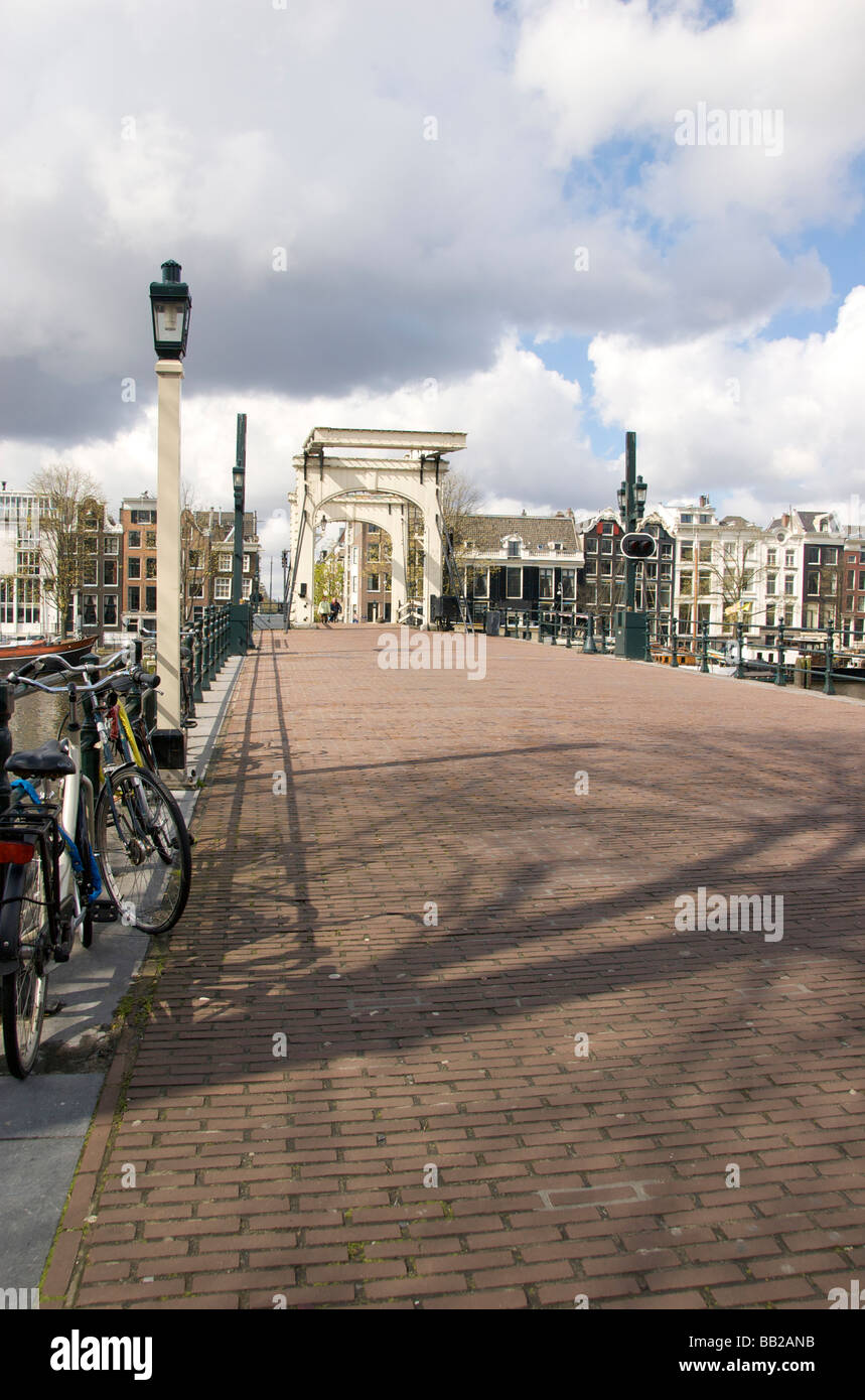 Europa, Paesi Bassi, South Holland, Amsterdam, il fiume Amstel e Magere Bridge Foto Stock