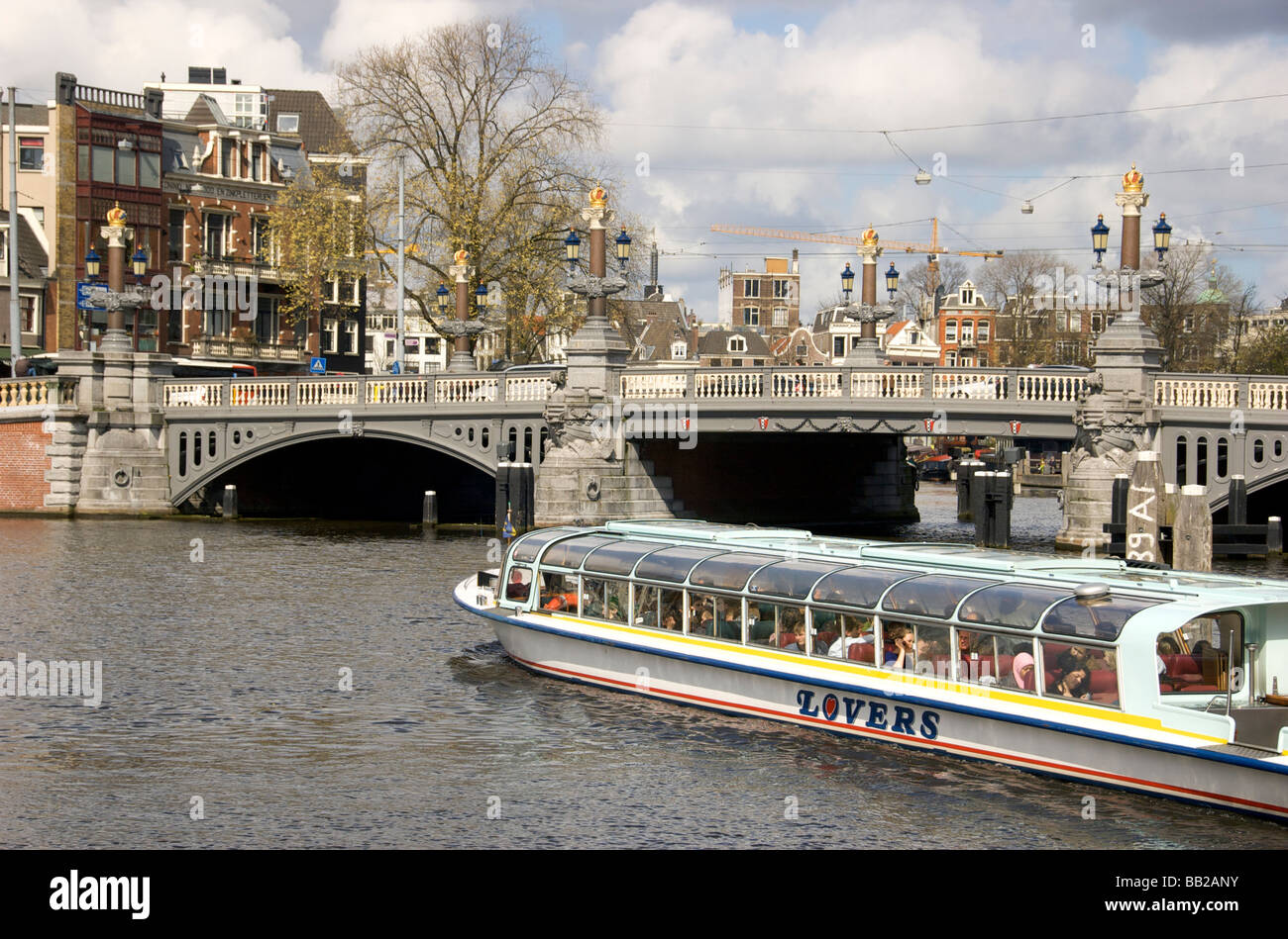 Europa, Paesi Bassi, South Holland, Amsterdam,Fiume Amstel turistico in battello fluviale, Blaubrug (Blue Bridge) Foto Stock