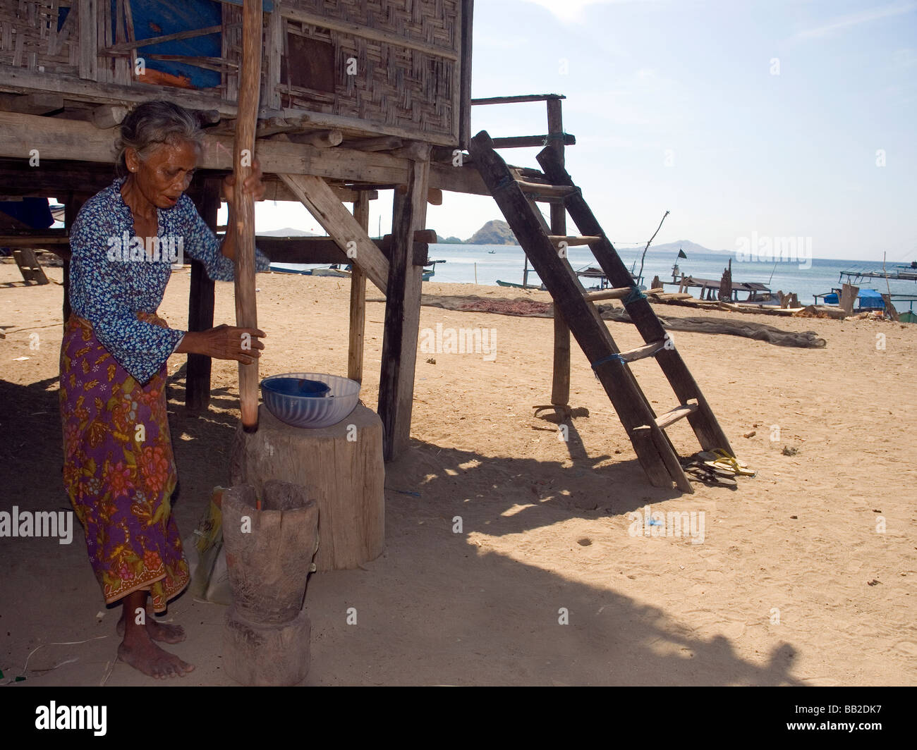 Il popolo di Kampong Rinca vivono la loro vita quotidiana in uno stato di assedio vicino a causa dell'isola draghi vorace Foto Stock