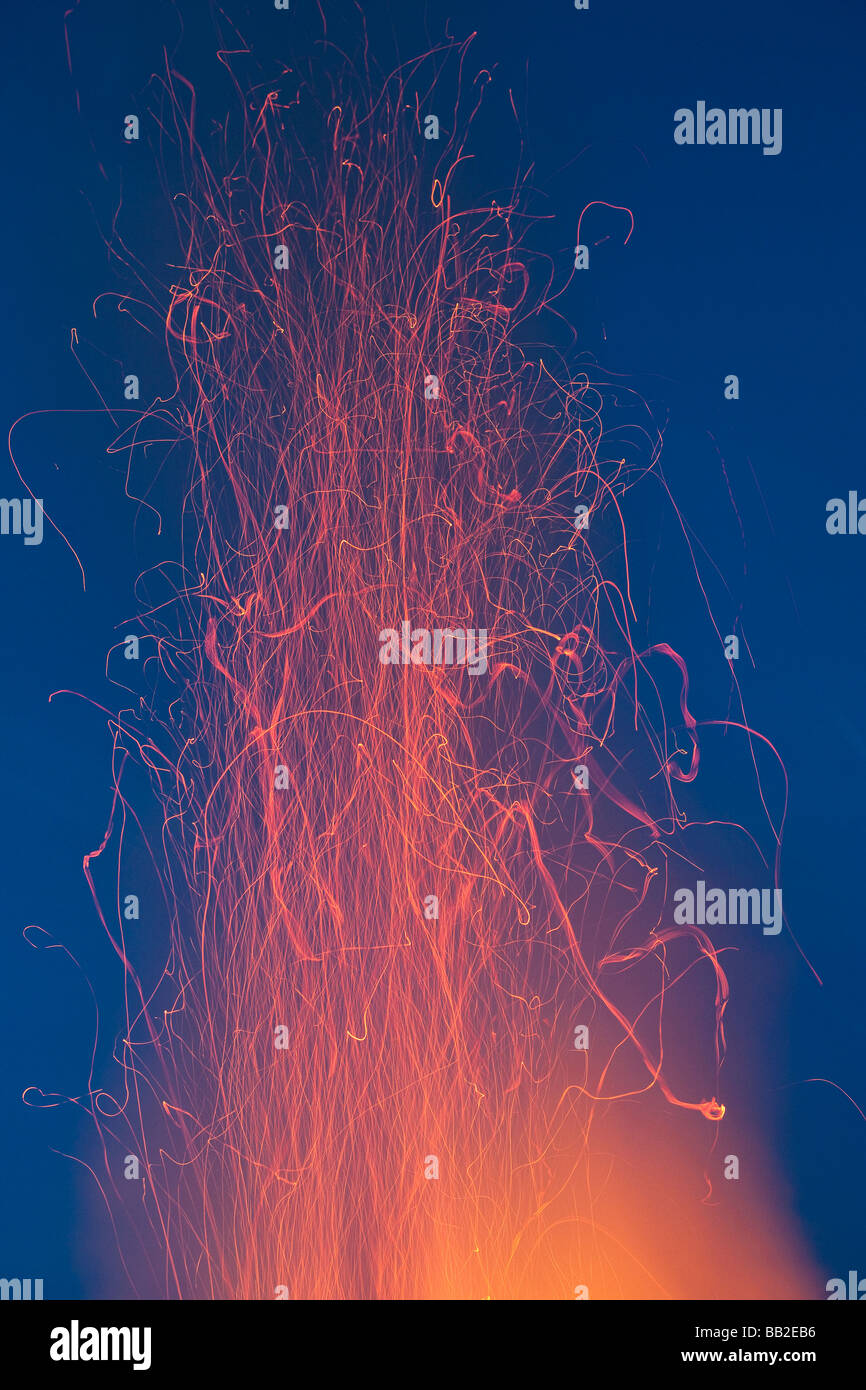 Rosso e la spia arancione percorsi da falò contro il cielo blu Foto Stock