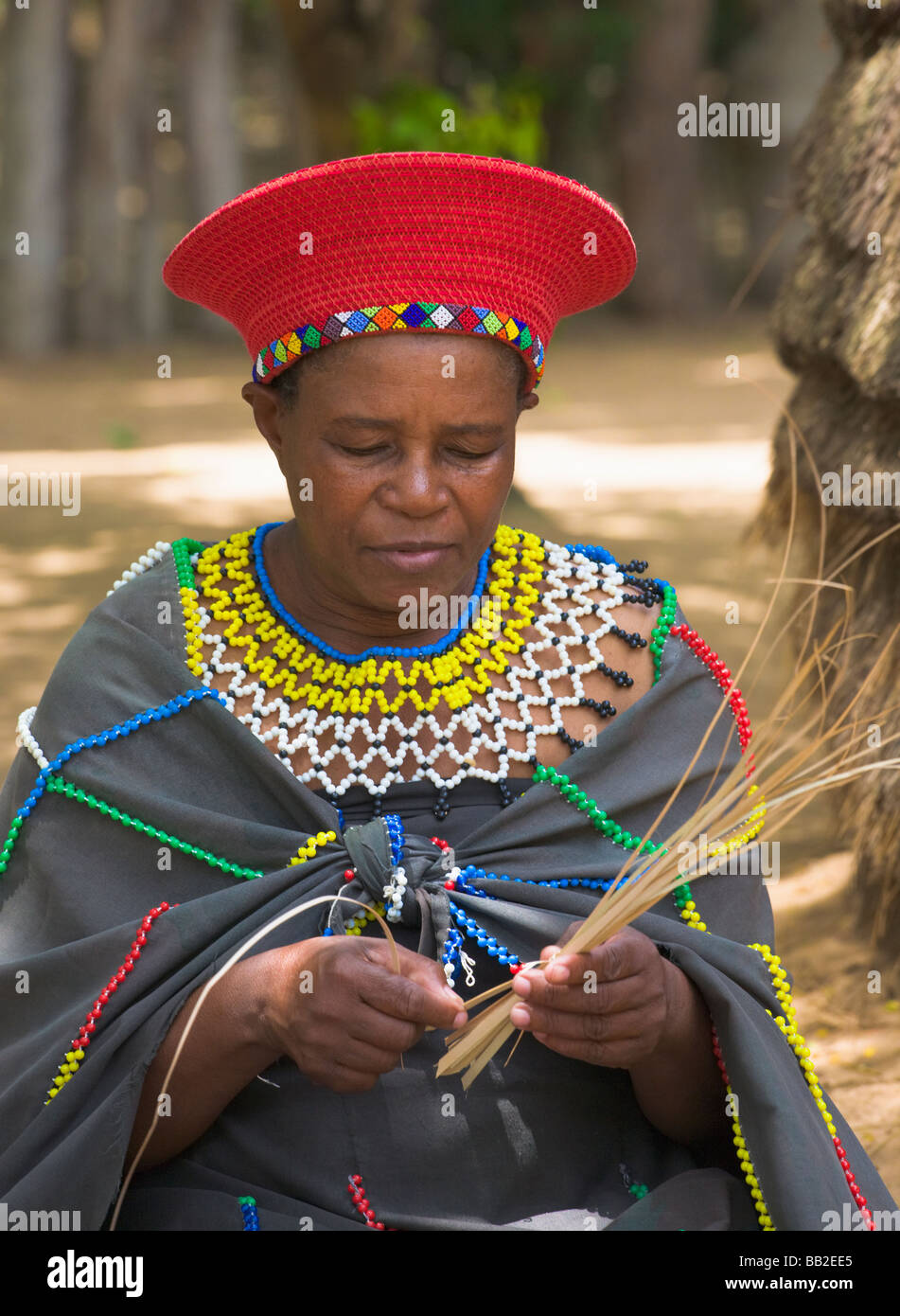 Zulu donna fare cestini di paglia, KwaZulu Natal, " Sudafrica " Foto Stock