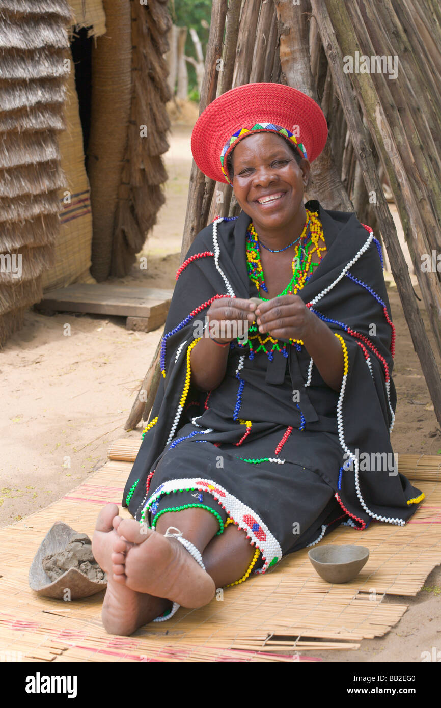 Zulu donna fare piatti in ceramica, KwaZulu Natal, " Sudafrica " Foto Stock