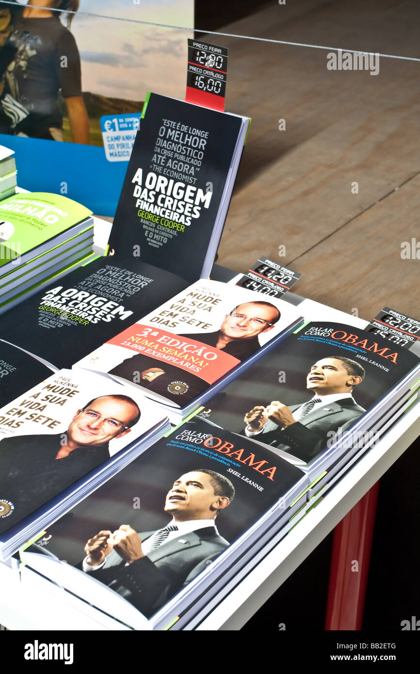 Edizioni portoghese di "Dire che come Obama" - Shell Leanne, e "Cambia la tua vita in 7 giorni " - Paul McKenna - Lisbona Salone del libro. Foto Stock