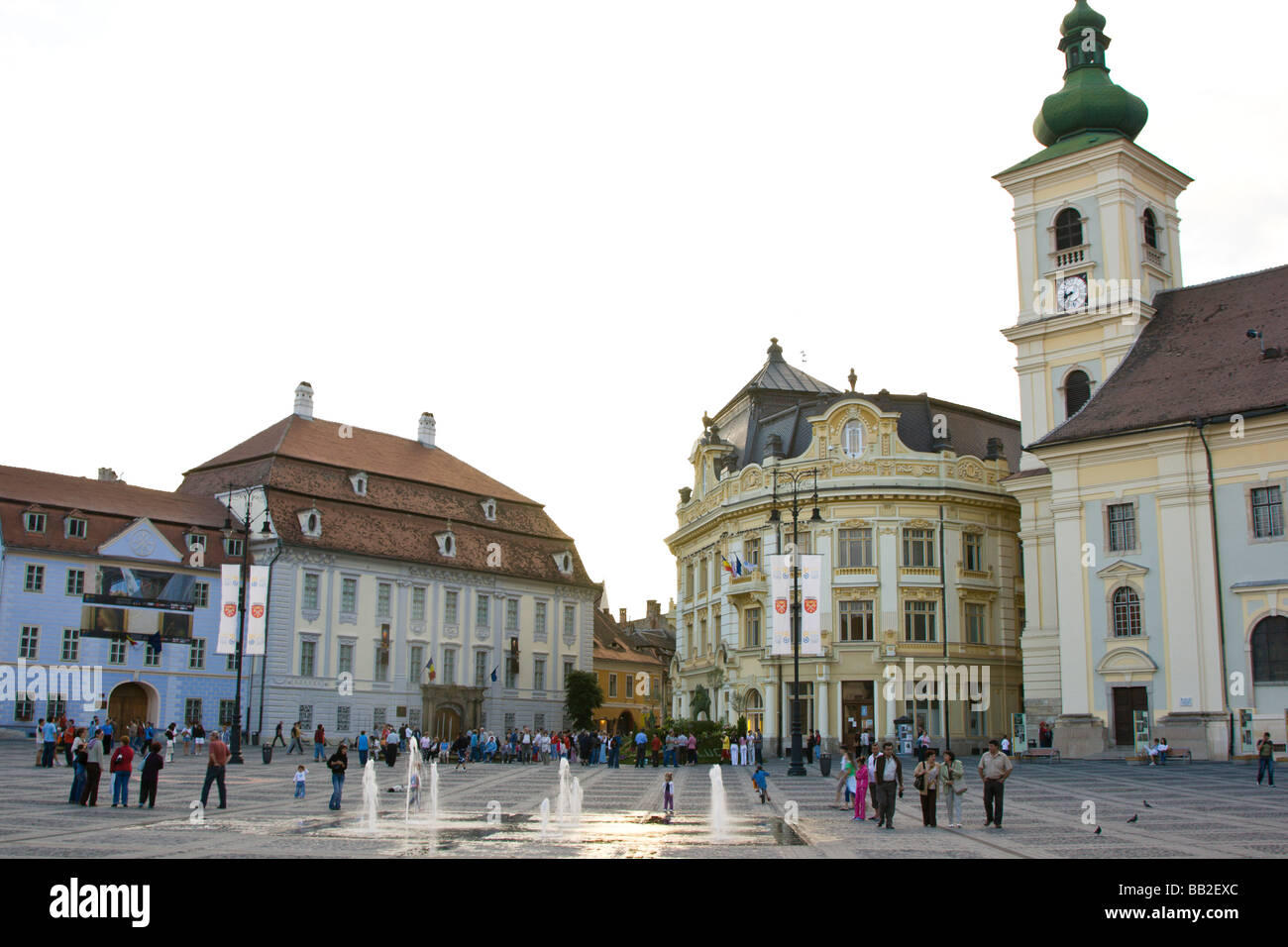 Il Mayoralty, Brukental Palace e la Cattedrale cattolica romana dalla grande piazza, Sibiu, Romania, Europa orientale Foto Stock