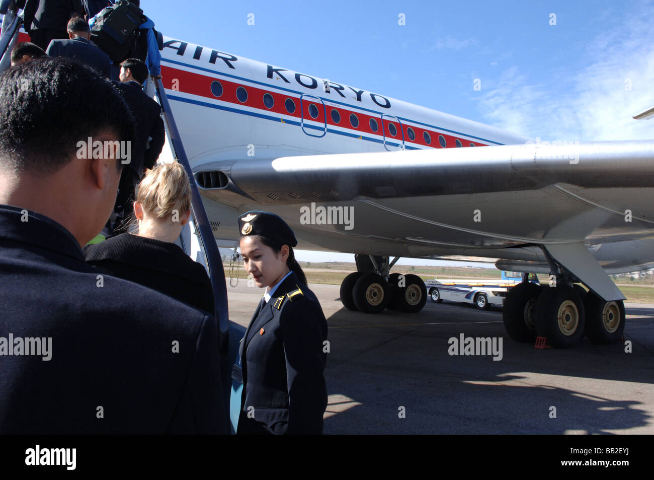 I passeggeri a bordo del Air Koryo Ilushin 62 aeromobili in aeroporto di Pyongyang Pyongyang Corea del Nord Foto Stock