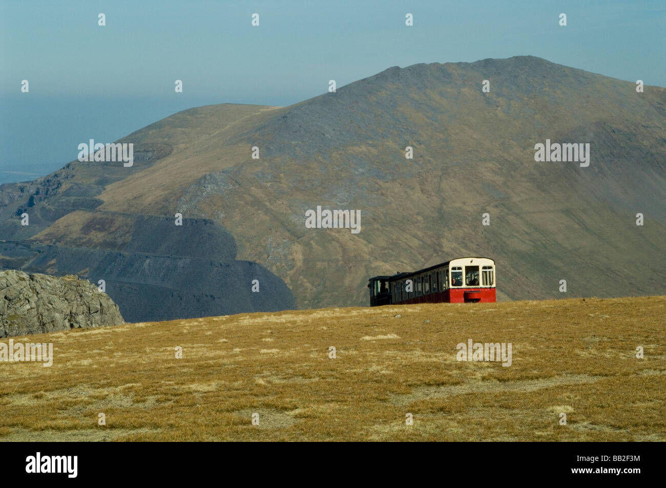 Snowdon Mountain treno ferroviario risalendo la montagna in Snowdonia Foto Stock
