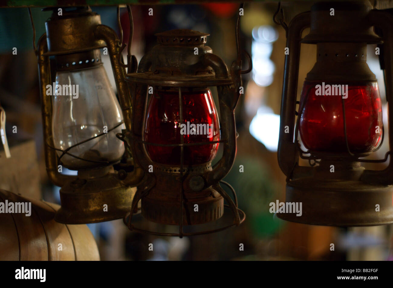 Tre antiche lanterne di kerosene Foto Stock