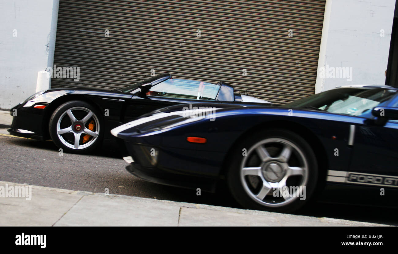 La Ford GT del passato alla guida di una Porsche Carrera GT Foto Stock