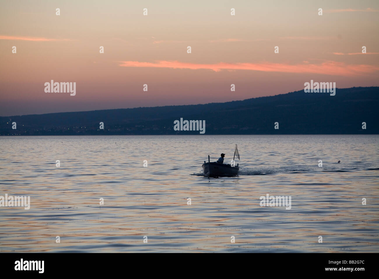 Il viaggio in Croazia; una barca motori fuori sul Mare Adriatico al tramonto. Foto Stock