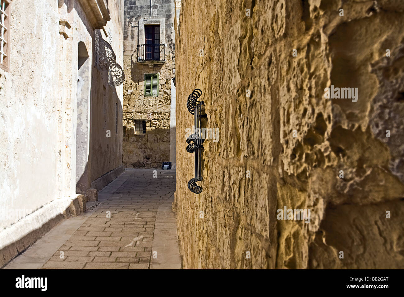 Vecchia strada stretta in Mdina, Malta - prese a mezzogiorno. Foto Stock