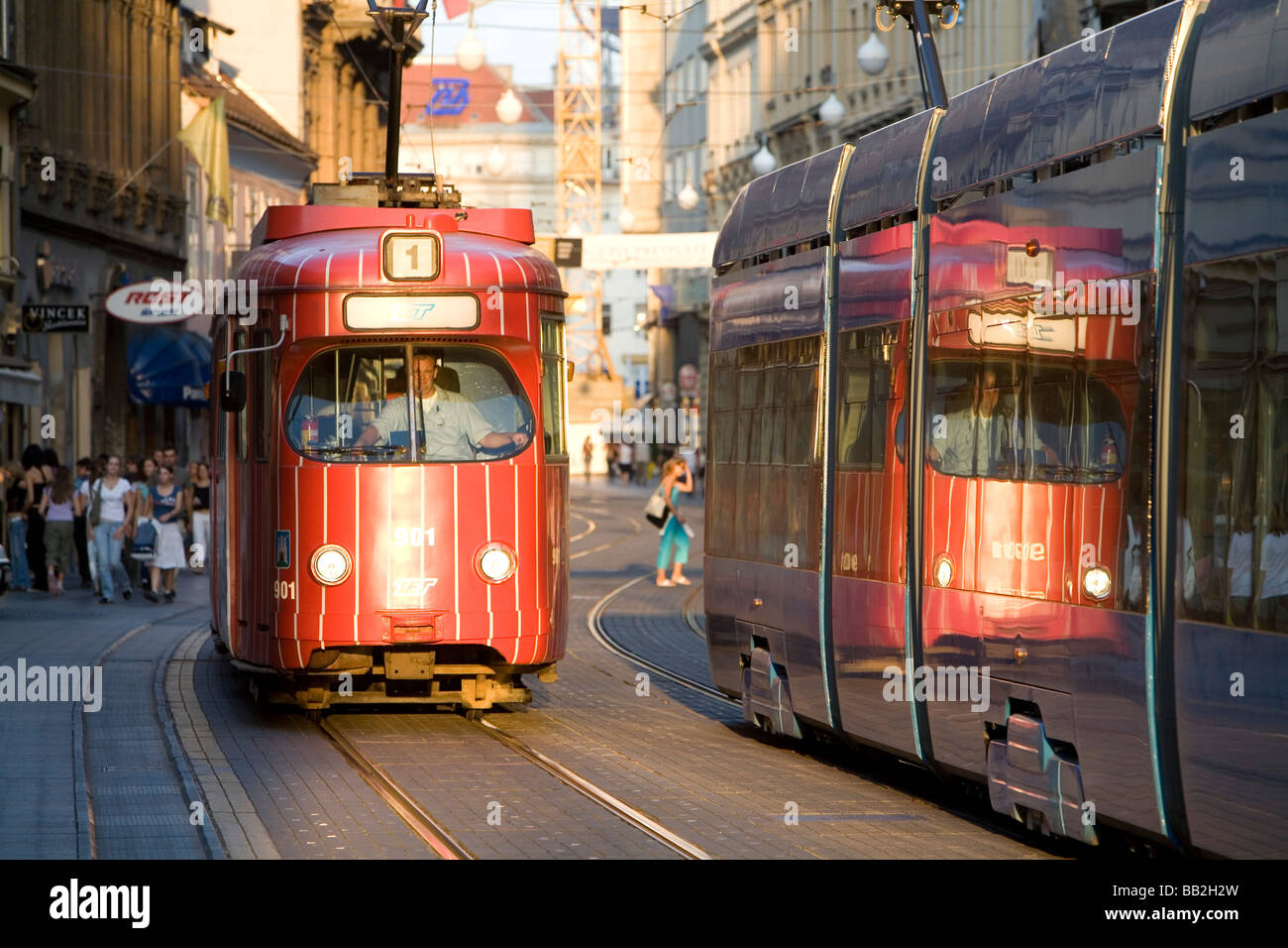 Il viaggio in Croazia; i tram passano ogni altri per le strade della città di Riejka. Foto Stock