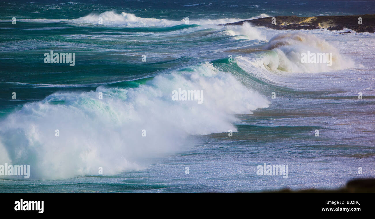 Ebridi Harris Scozia Altlantic costa onde tempesta di mare tempestoso cavalli bianchi e spindrift in venti alti scozia west coast Foto Stock