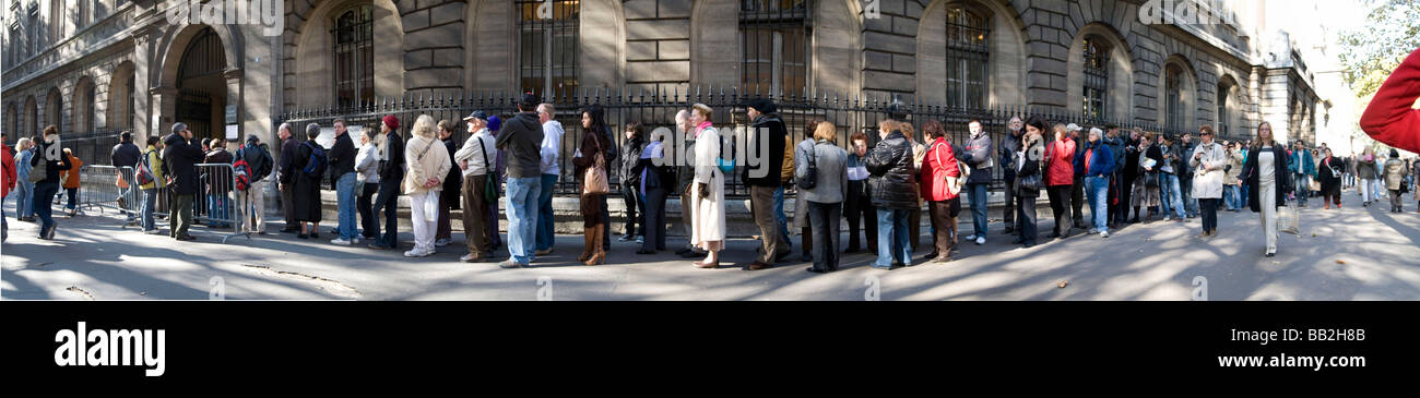 Folla di linea persone attendere ingresso chiesa Paris La Chapelle Francia attendere Foto Stock