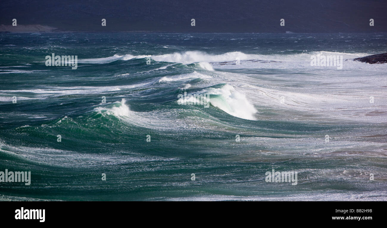 Ebridi Harris Scozia Altlantic costa onde tempesta di mare tempestoso cavalli bianchi e spindrift in venti alti scozia west coast Foto Stock