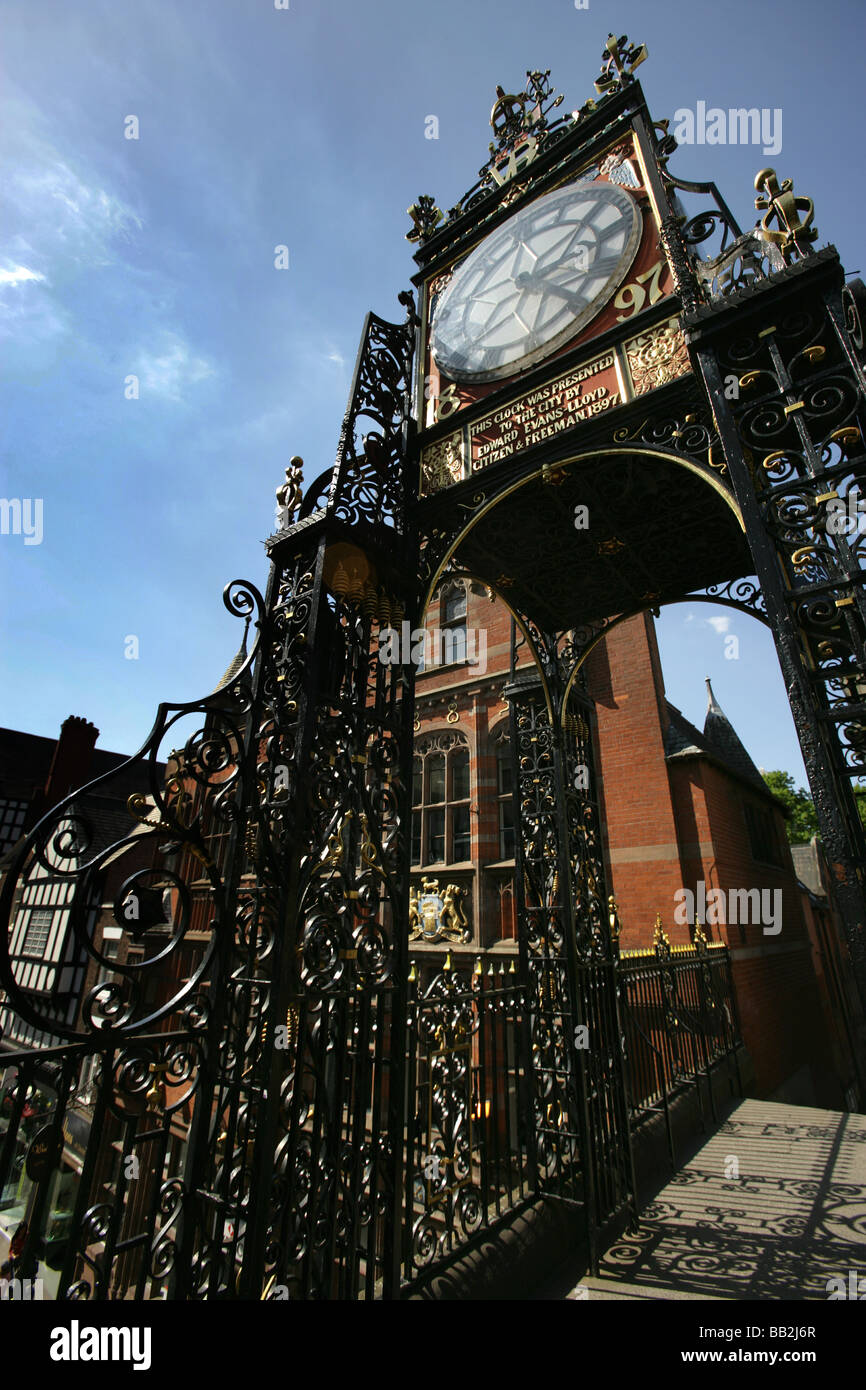 Città di Chester, Inghilterra. Basso angolo di visualizzazione del John Douglas progettato Eastgate Clock sulla sommità della parete della città a Eastgate Street Foto Stock