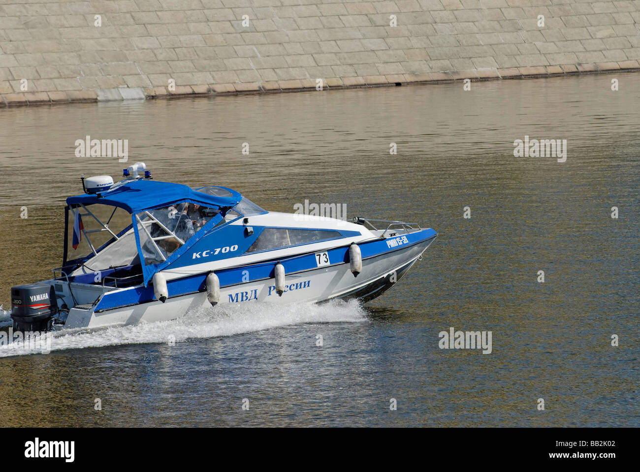 La polizia di Mosca barca sul fiume di Mosca Foto Stock