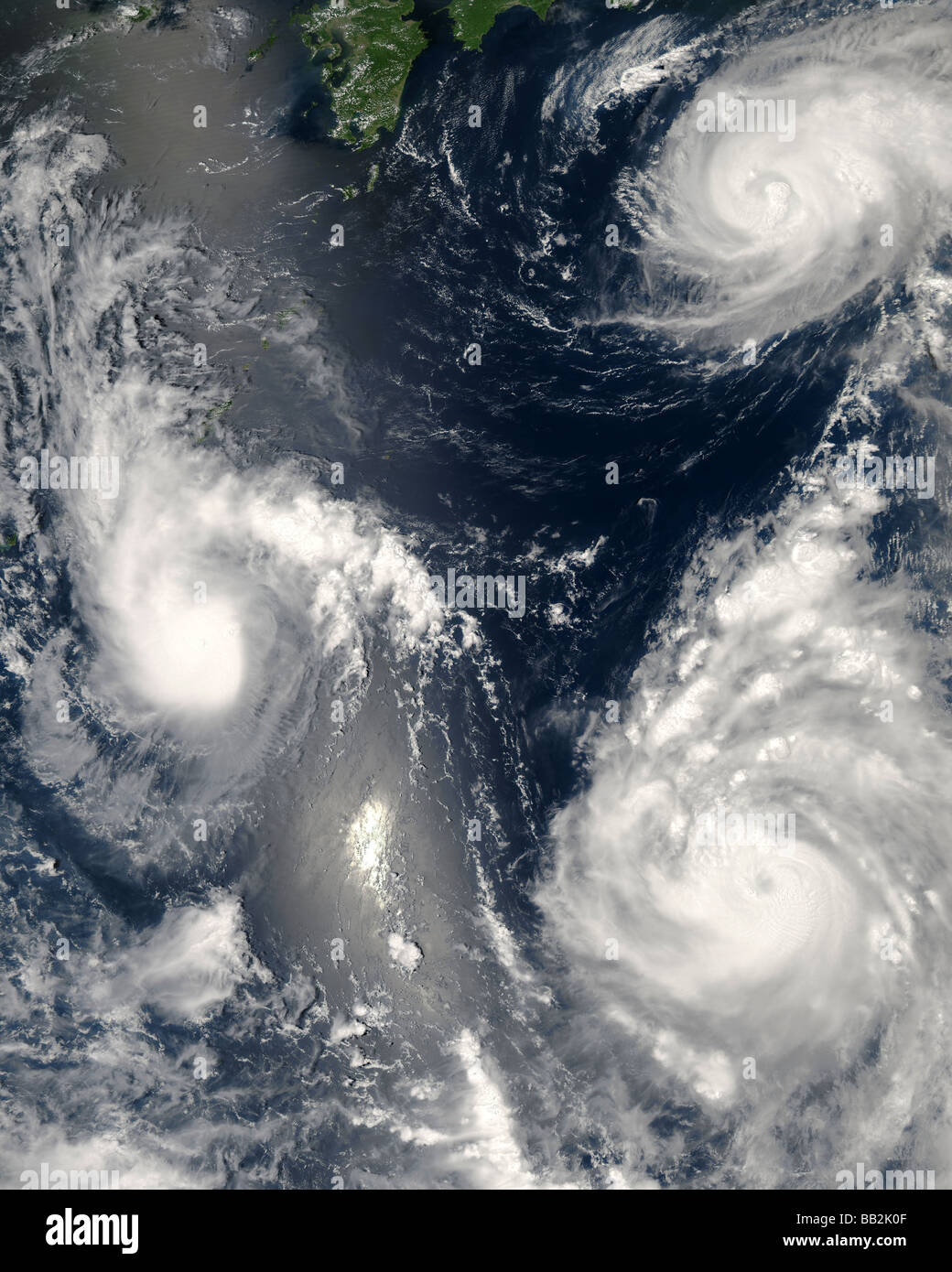 Tre tifoni simultanea di filatura sono state oltre l'Oceano Pacifico occidentale Foto Stock
