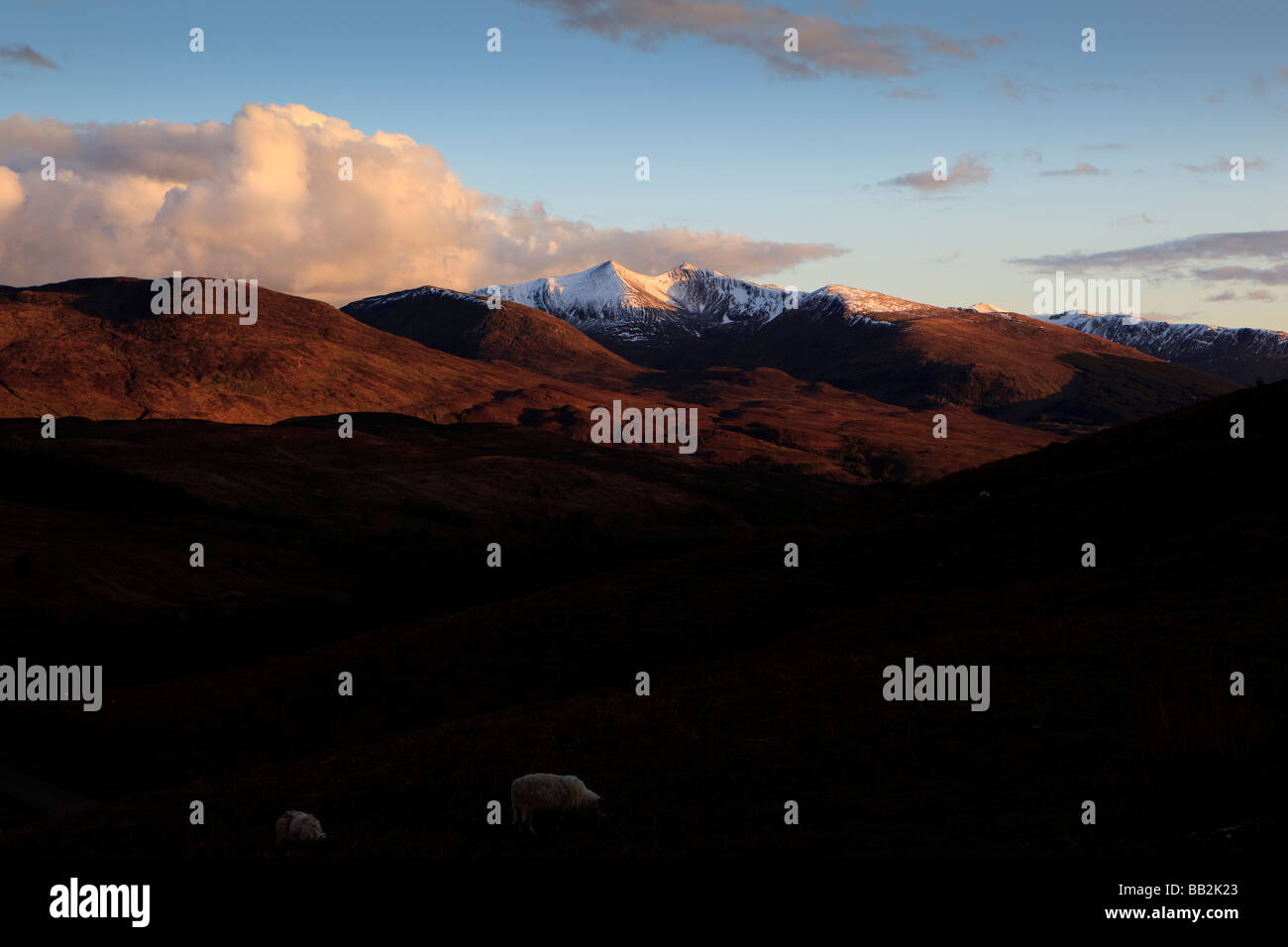Tramonto di montagna in Scozia da Glen Roy corries grigio crepuscolo il fuoco nel cielo abstract Foto Stock