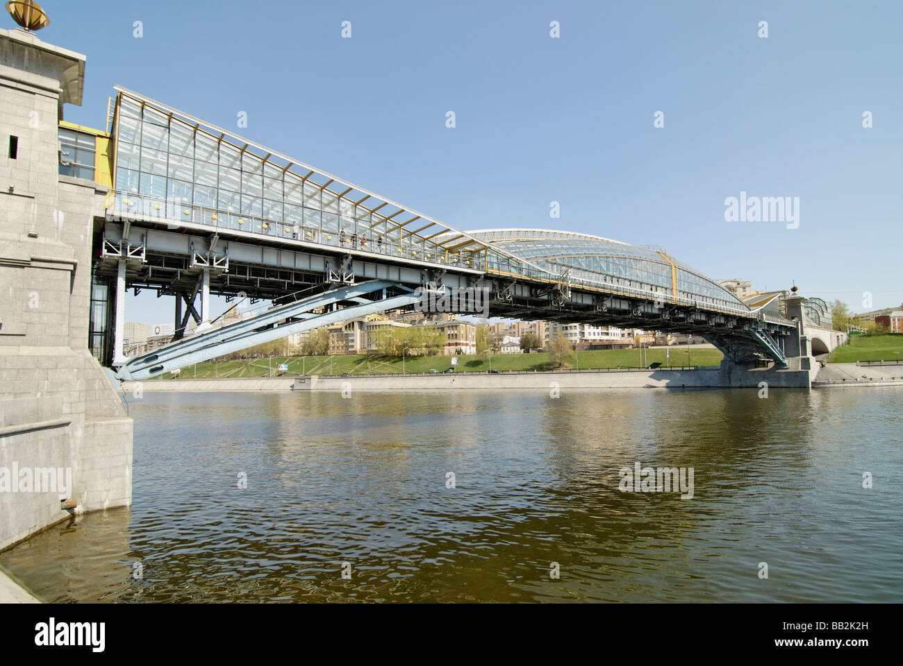 Ponte pedonale sopra il fiume di Mosca Foto Stock