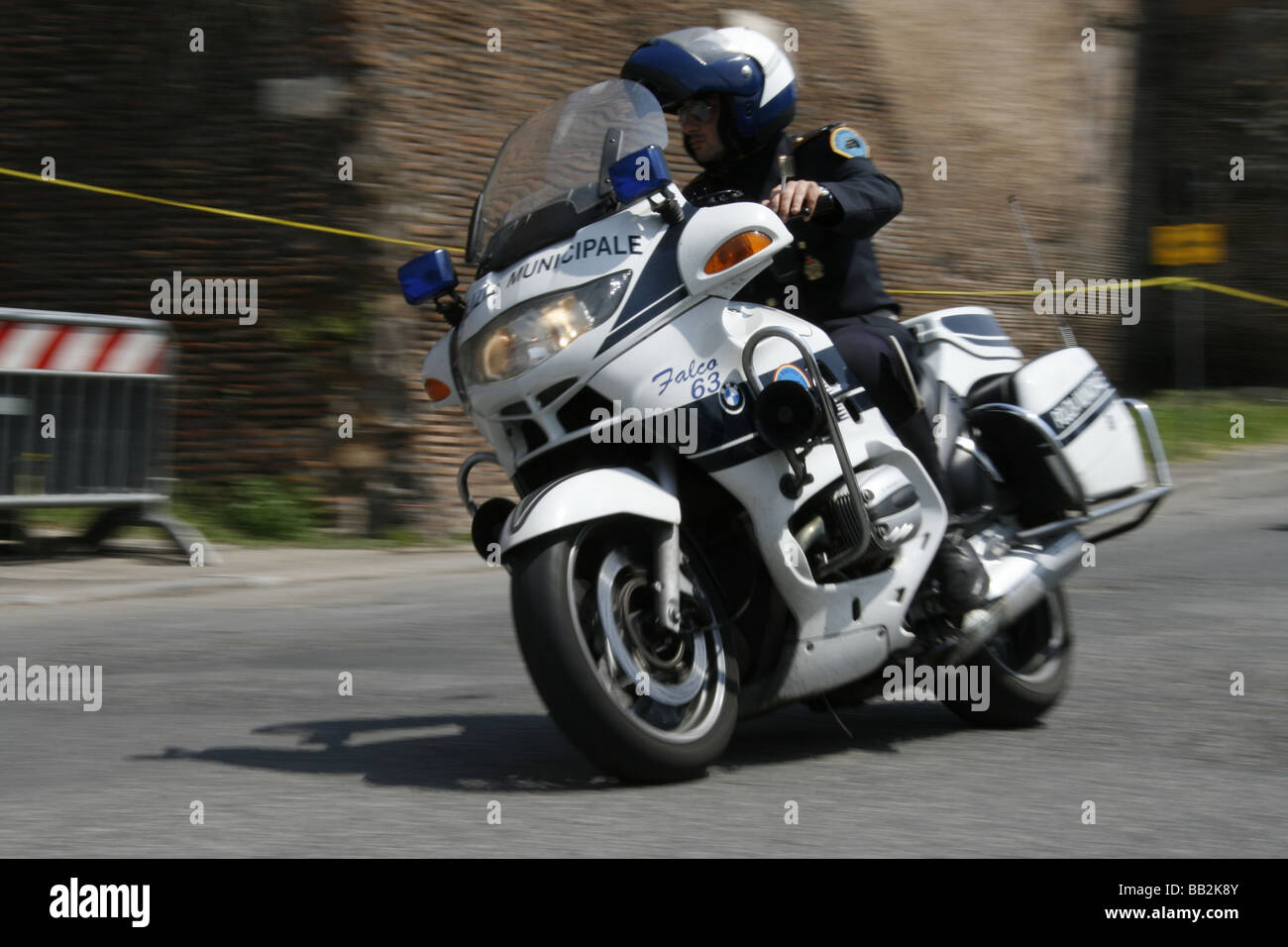 Rapido moto della polizia a roma italia Foto Stock