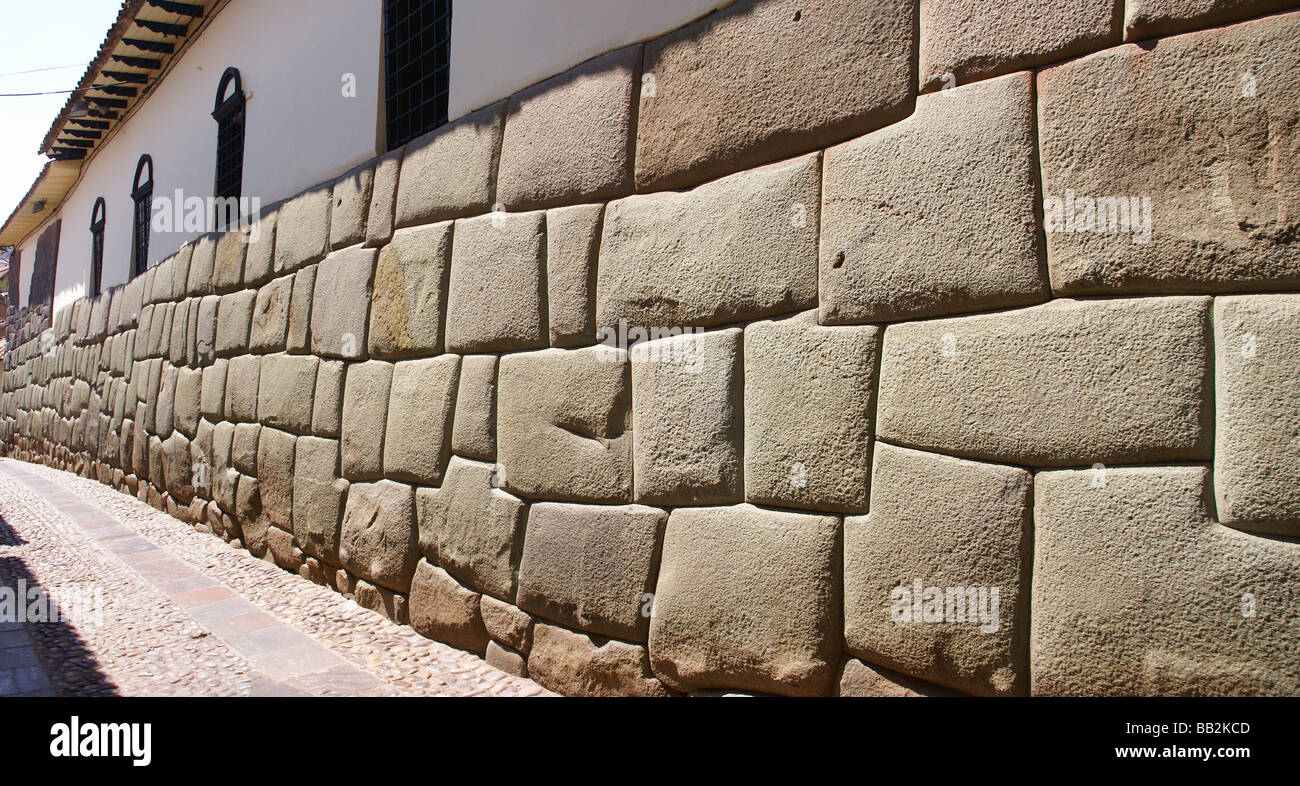 Antiche mura Inca come basi della moderna Cusco Peru Sud America Foto Stock