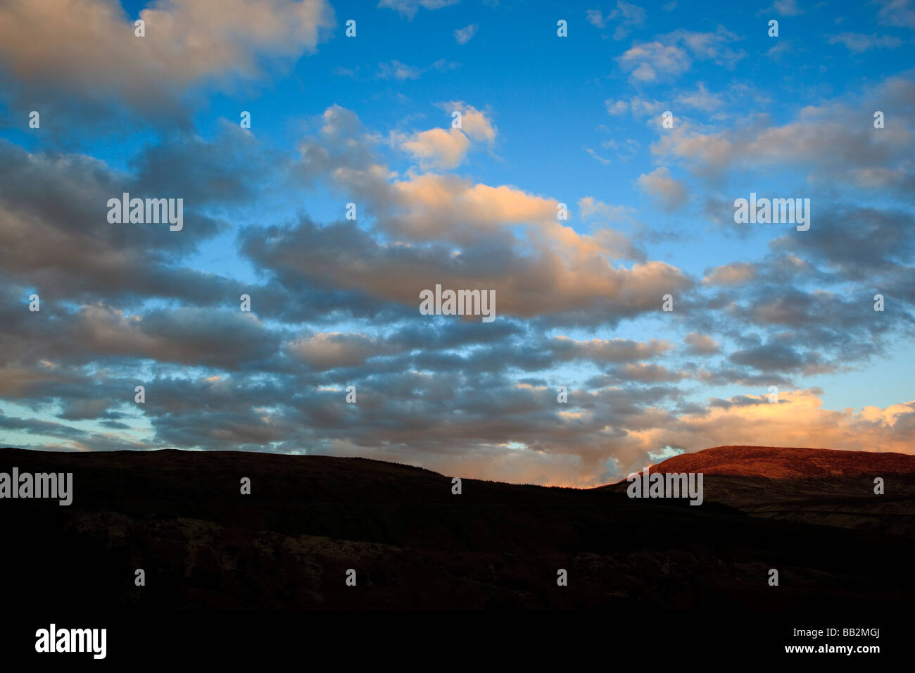 Tramonto di montagna in Scozia da Glen Roy corries grigio crepuscolo il fuoco nel cielo abstract Foto Stock