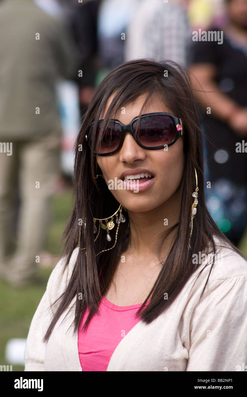 Western donna indiana abito moderno bengali Baishakhi Mela Banglatown Brick Lane East London Inghilterra England Regno Unito Europa Foto Stock