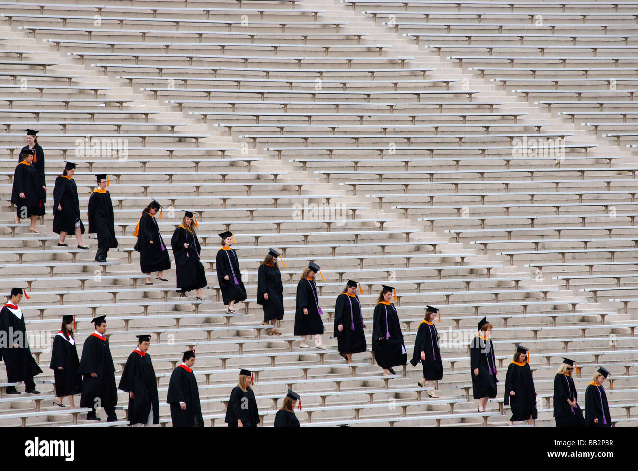 Gli studenti a camminare nello stadio di 2009 cerimonia di inizio presso la Duke University Foto Stock