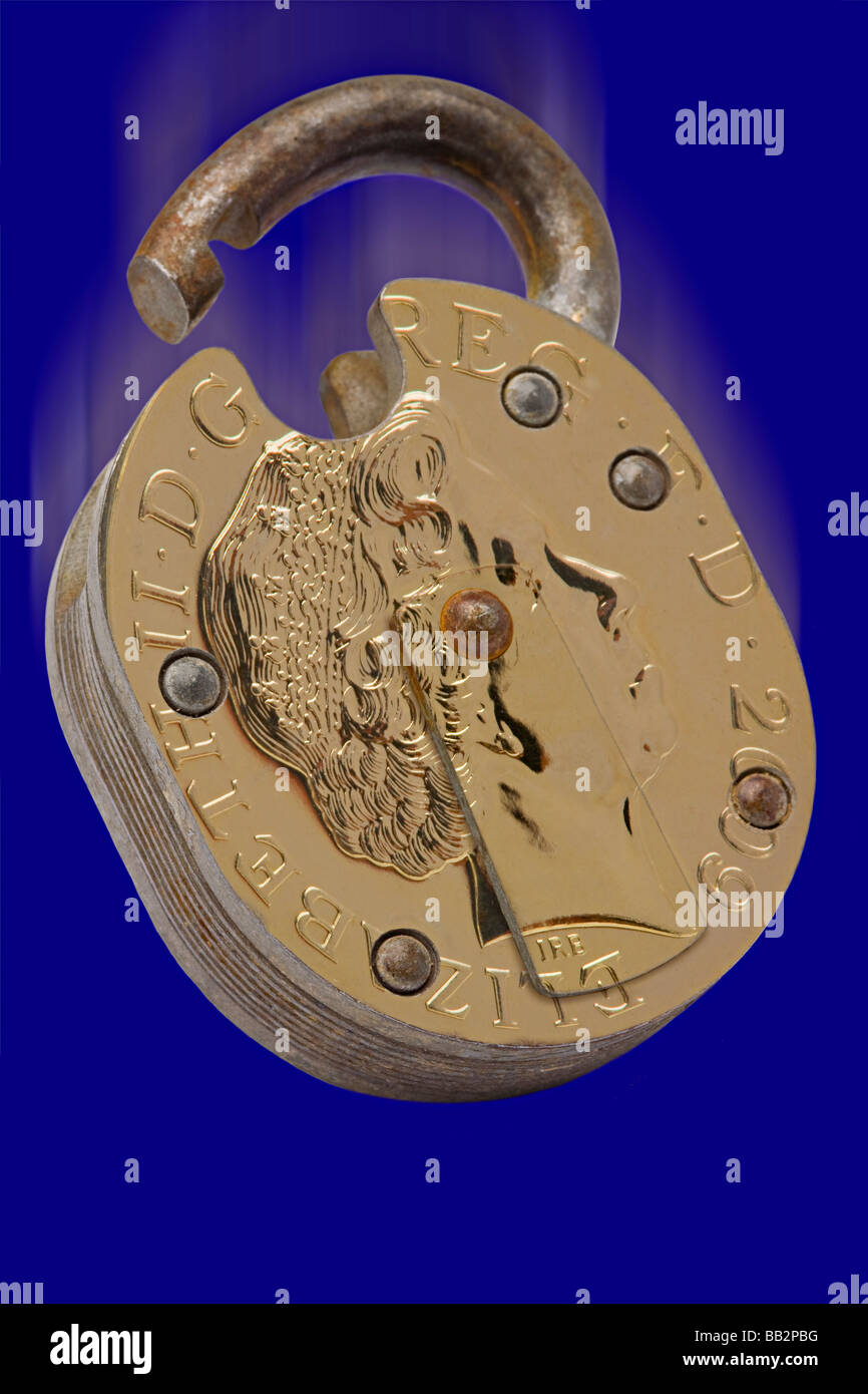Sterlina inglese Coin in rilievo sulla parte anteriore di un lucchetto raffigurante il risparmio bloccato Foto Stock