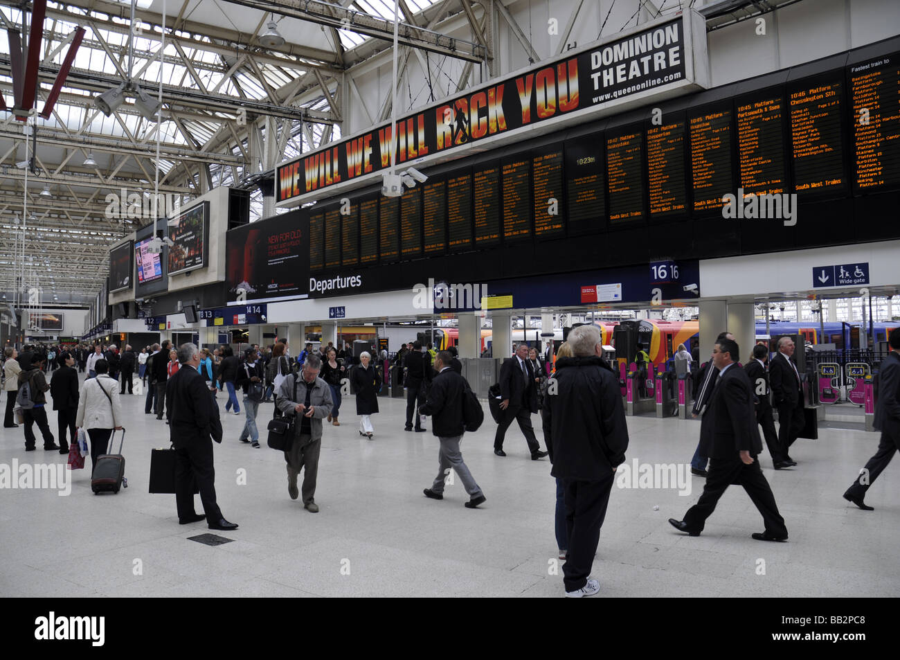 La stazione di Waterloo Concorse Commuter Train passeggeri Foto Stock