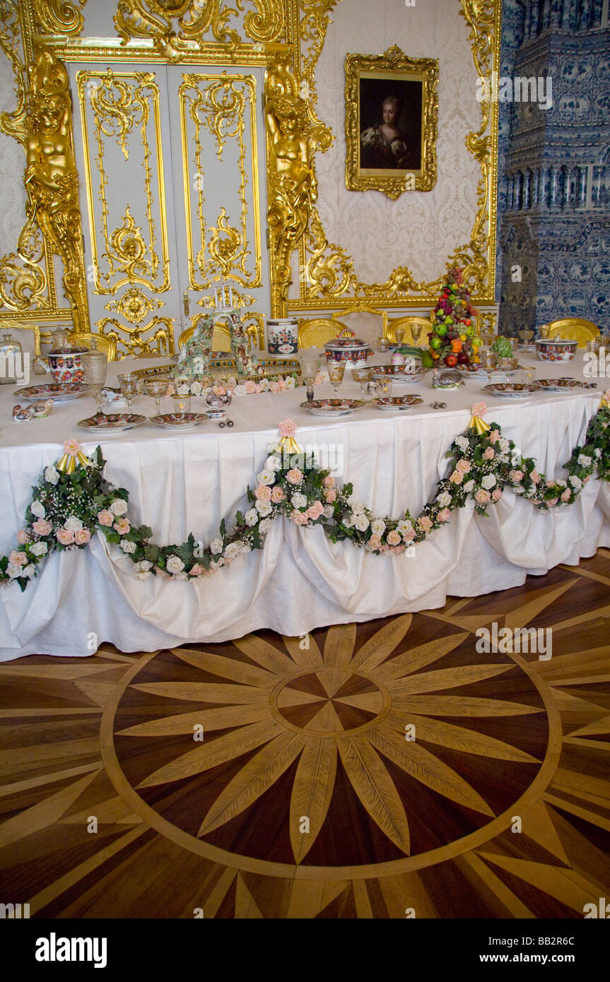 La Russia, San Pietroburgo, Palazzo di Caterina (aka il Bolshoi Yekaterinsky Dvorets), interno. Il bianco sala da pranzo. (RF) Foto Stock