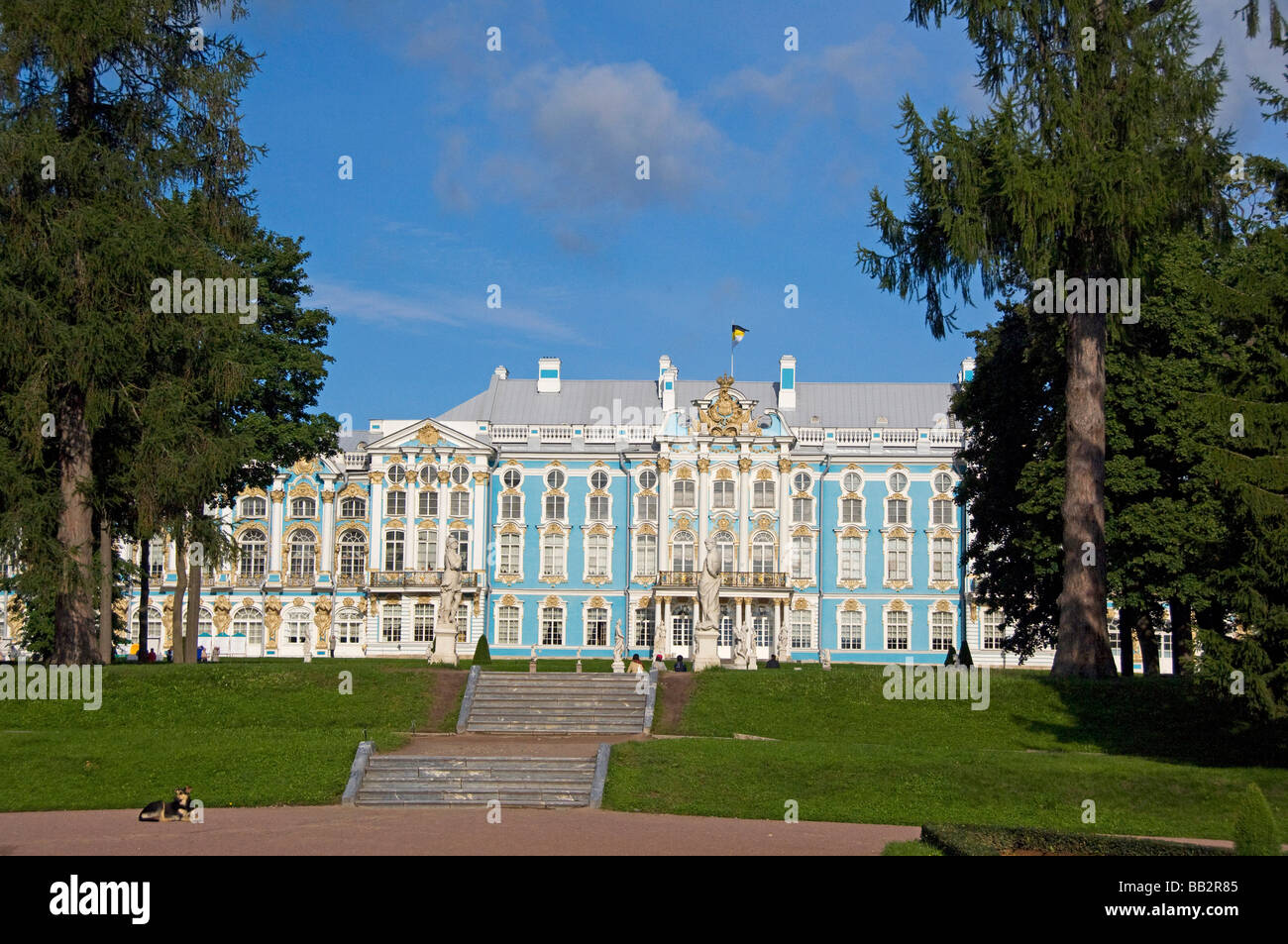 La Russia, San Pietroburgo, Palazzo di Caterina (aka il Bolshoi Yekaterinsky Dvorets). Vista del palazzo da giardini. (RF) Foto Stock
