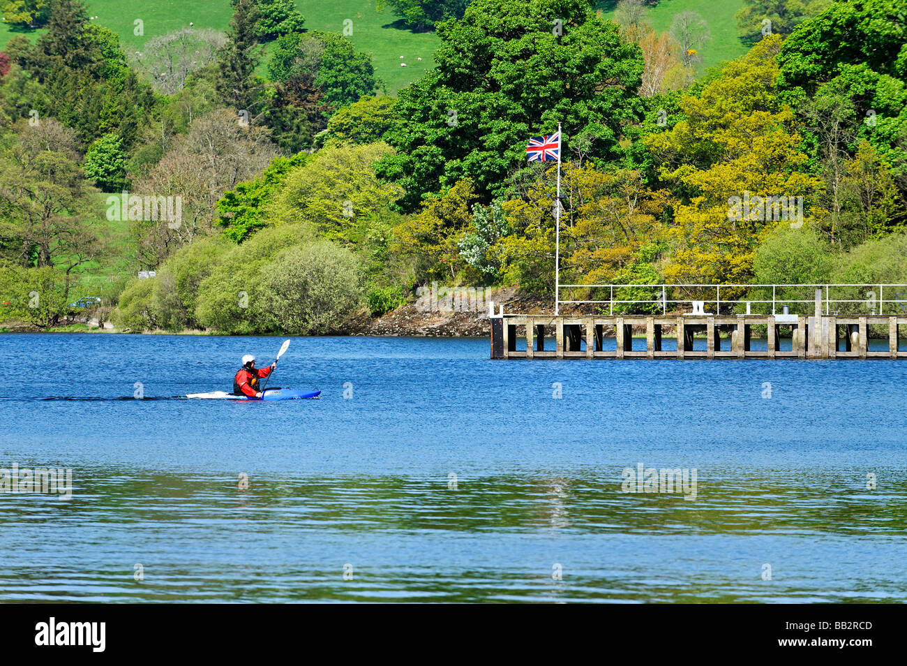 Nel Lake District inglese - canoa sull'Ullswater vicino al piccolo villaggio di Pooley Bridge Foto Stock