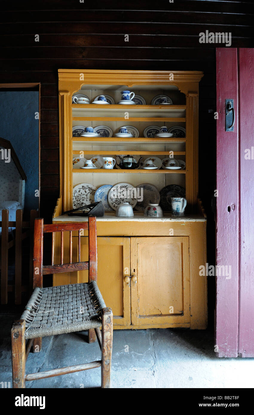 Cassettiera vetrina sedia cottage tradizionale agriturismo connemara Irlanda Foto Stock