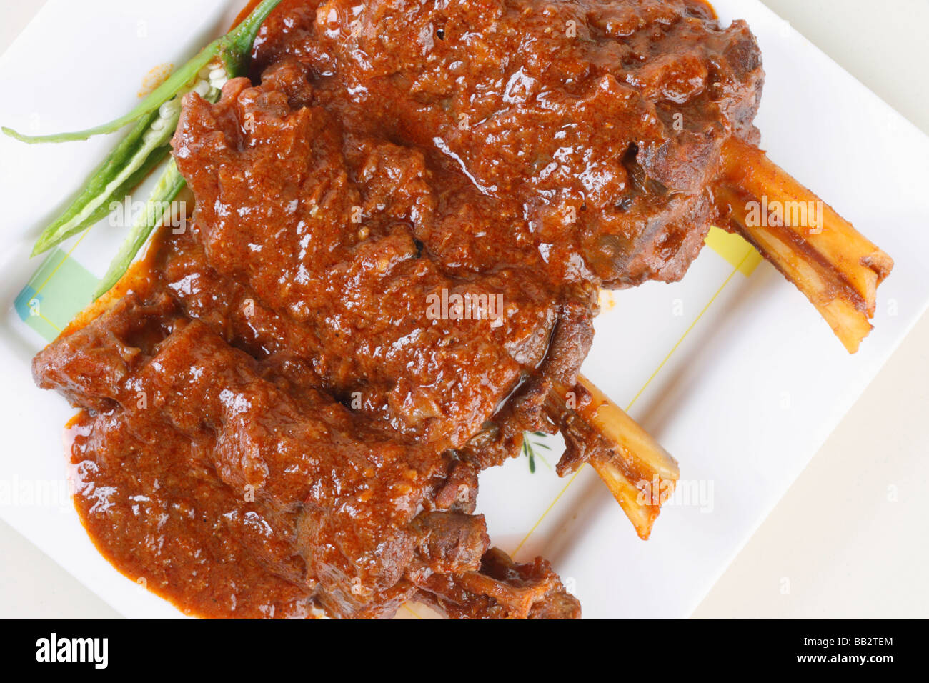 Carni di montone marinato in yogurt speziato e cotto in un sugo rosso Foto Stock