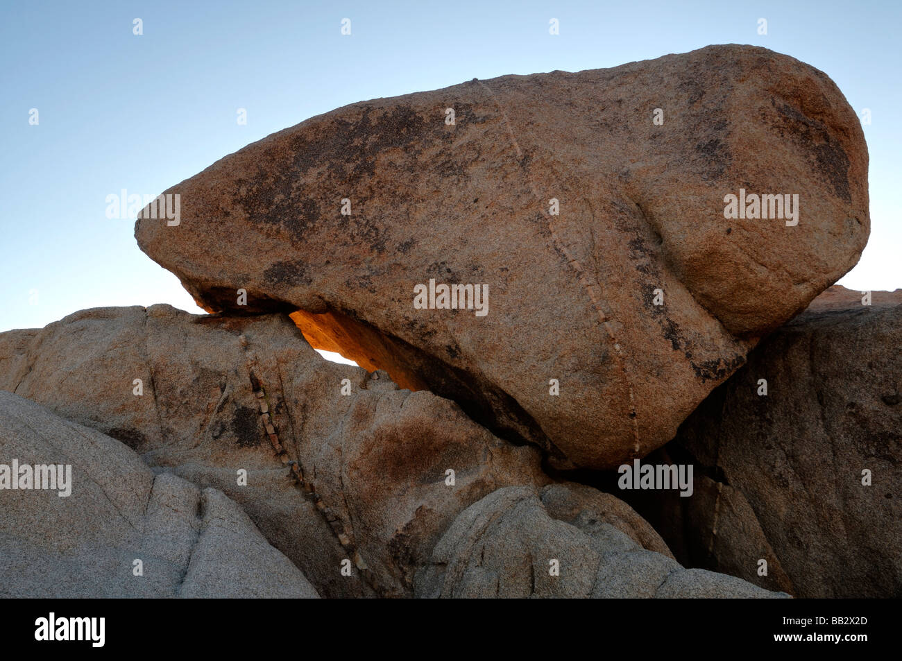 La luce del sole sole illuminano shine brilla attraverso la crepa formazione di roccia bianca area serbatoio Joshua Tree National Park California Foto Stock