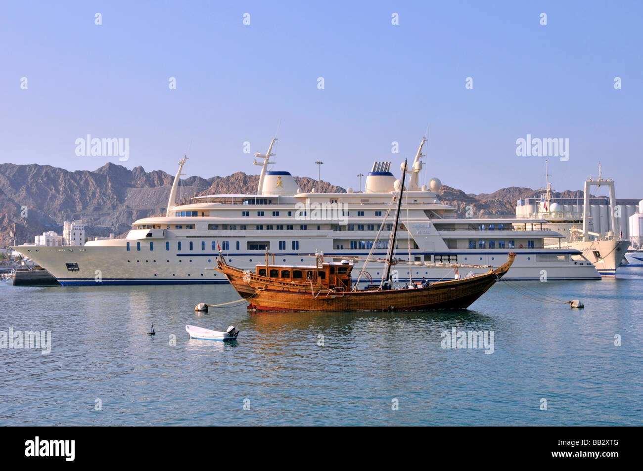 Dhow & The Principal Royal Yacht al Said operated by Oman Royal Yacht Squadron come Luxury Seagoing VIP Transport AT Porto di Muttrah Mascate Oman Foto Stock