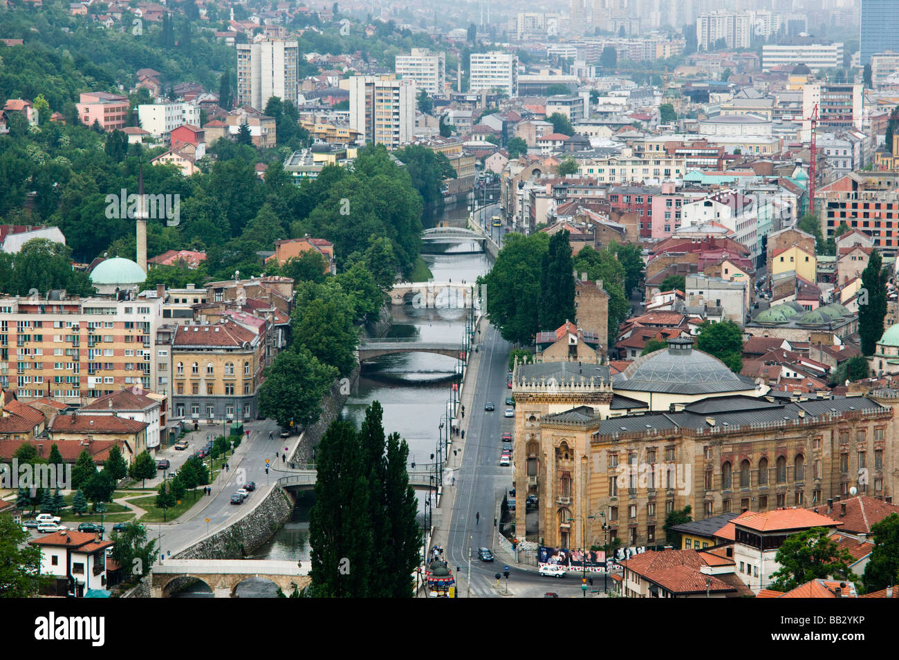 Bosnia ed Erzegovina - Sarajevo. Vista città con danneggiate dalla guerra Biblioteca Nazionale Foto Stock