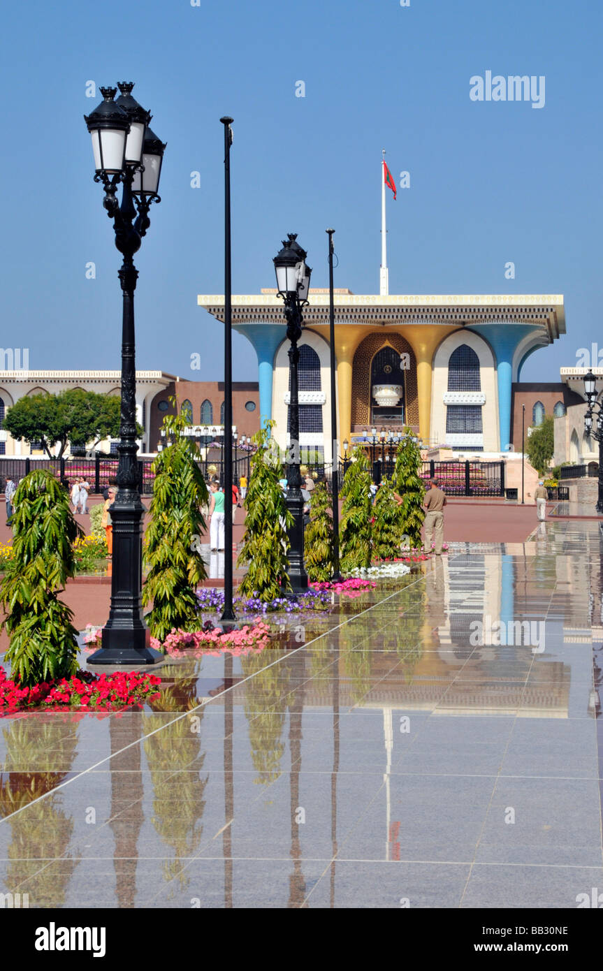 Il Muscat Oman approcci pedonale all'opulento Al Alam sultani Palace Foto Stock