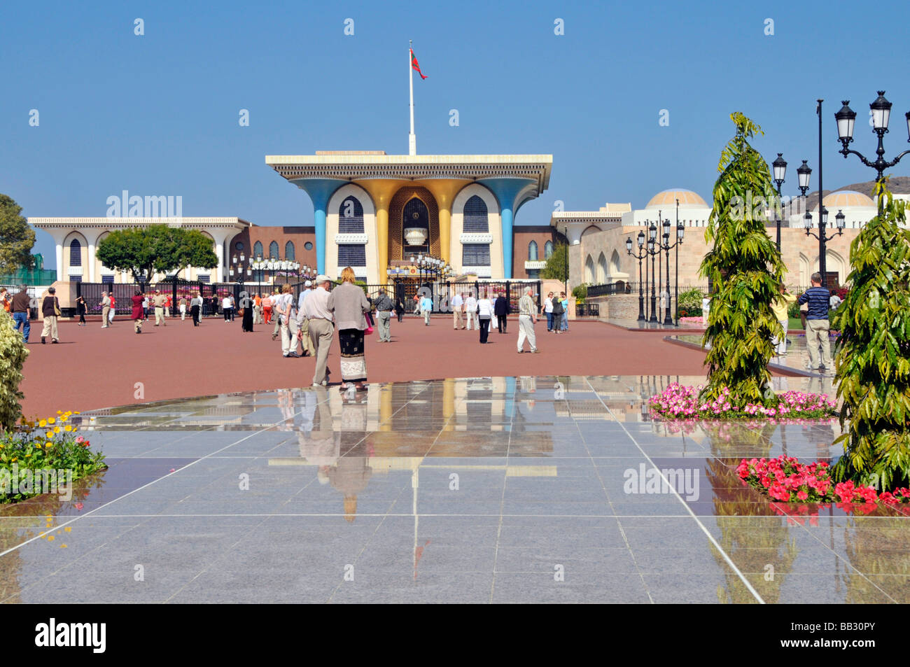 Il Muscat Oman turisti fuori l'opulento Al Alam sultani Palace Foto Stock