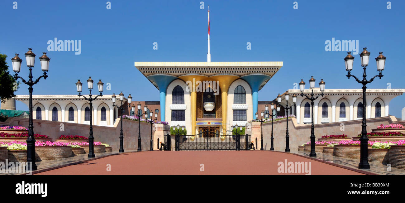 Muscat Oman cancelli e di fronte al opulento al Alam Palazzo Sultans edificio e asfalto rosso approccio strada Golfo di Oman Medio Oriente Foto Stock