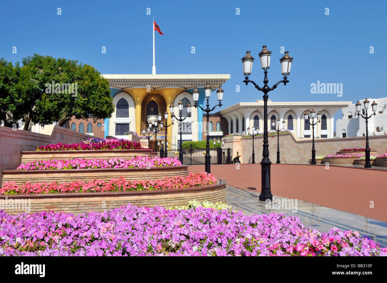 Il Muscat Oman opulento Al Alam sultani Palace e fiori colorati posti letto Foto Stock
