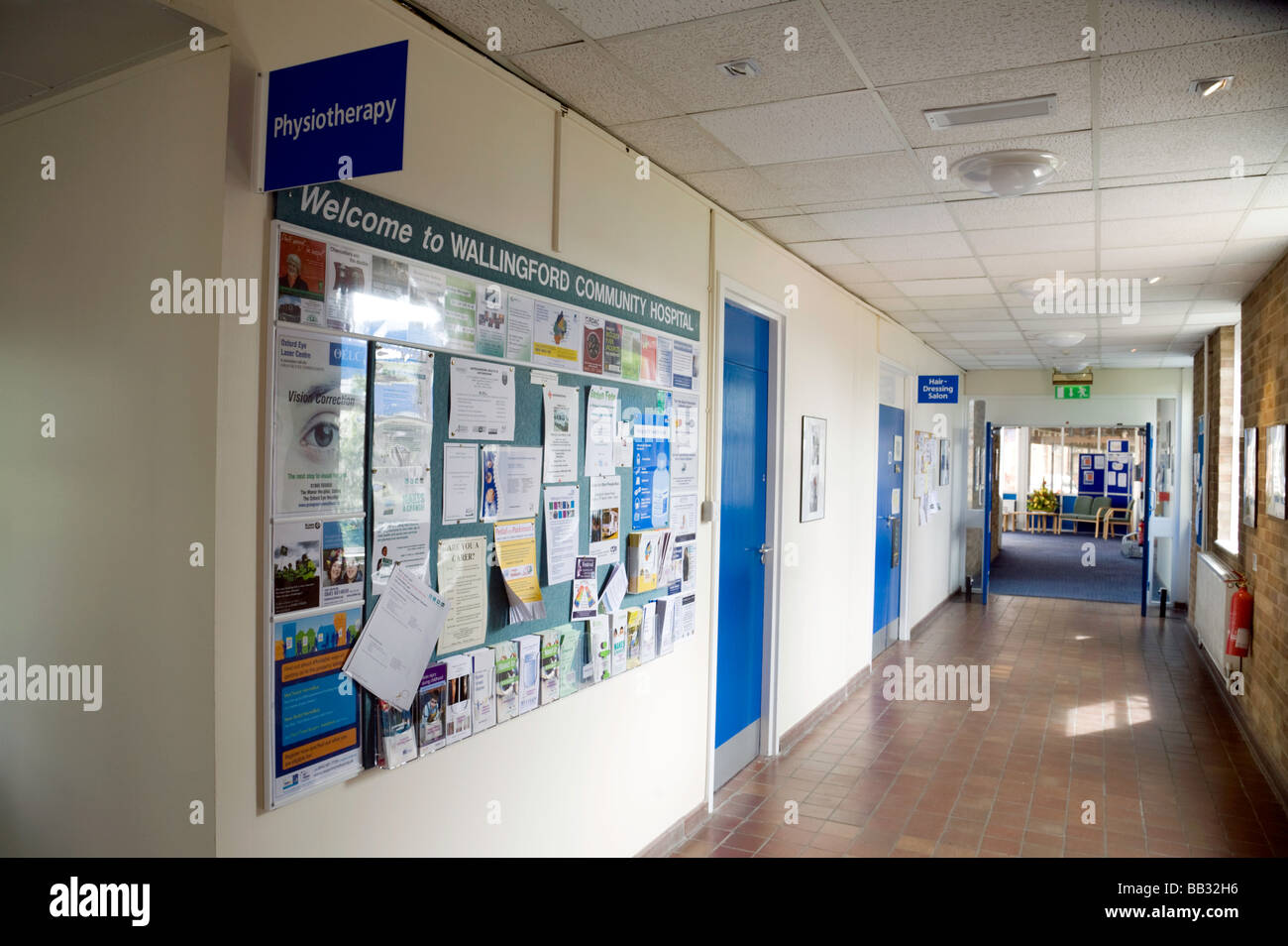 Un corridoio vuoto, Wallingford Comunità Ospedale, Wallingford, Oxfordshire, Inghilterra Foto Stock