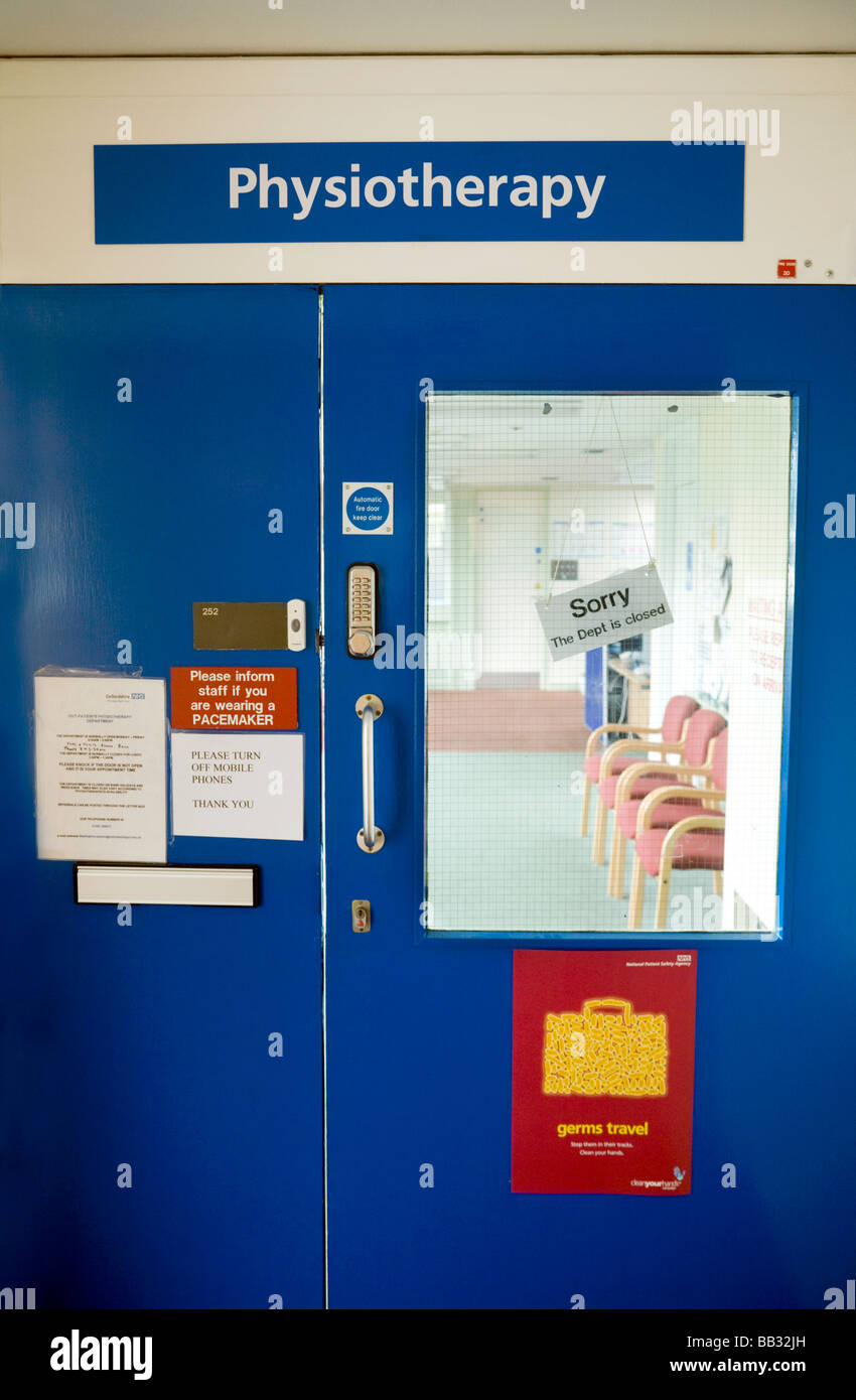 Un 'chiuso' segno sulla porta del reparto di fisioterapia, Wallingford Comunità Ospedale, Wallingford, Oxfordshire, Inghilterra Foto Stock