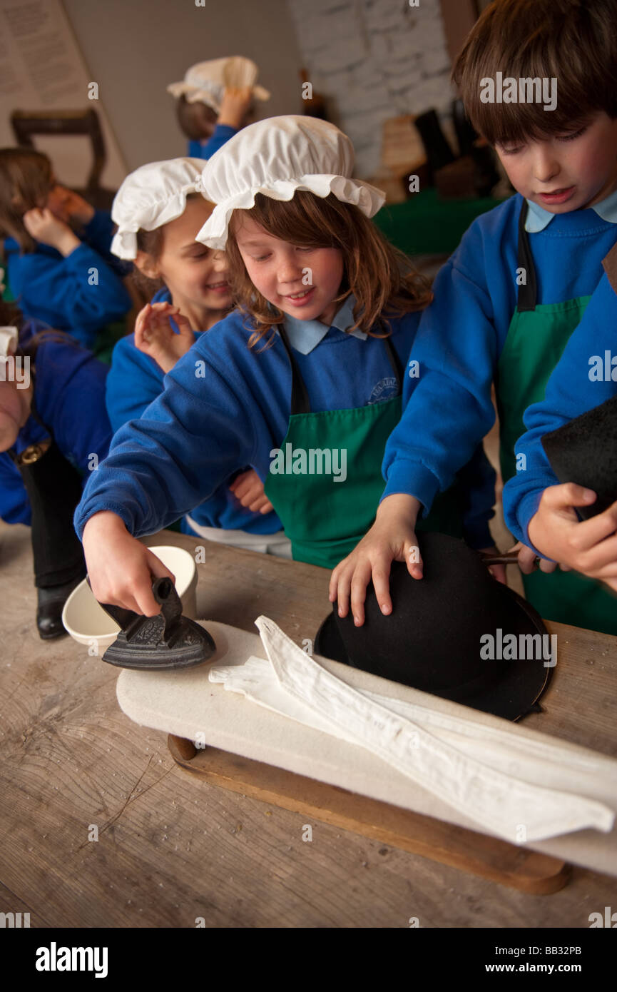 Un gruppo di bambini della scuola primaria in servi quarti di Newton House, Dinefwr Park Llandeilo - fuori di apprendimento scolastico Foto Stock