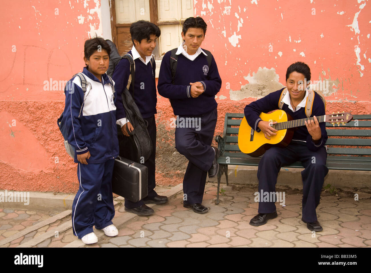 Sud America, Ecuador, Pujili, studenti al di fuori della scuola di musica Foto Stock