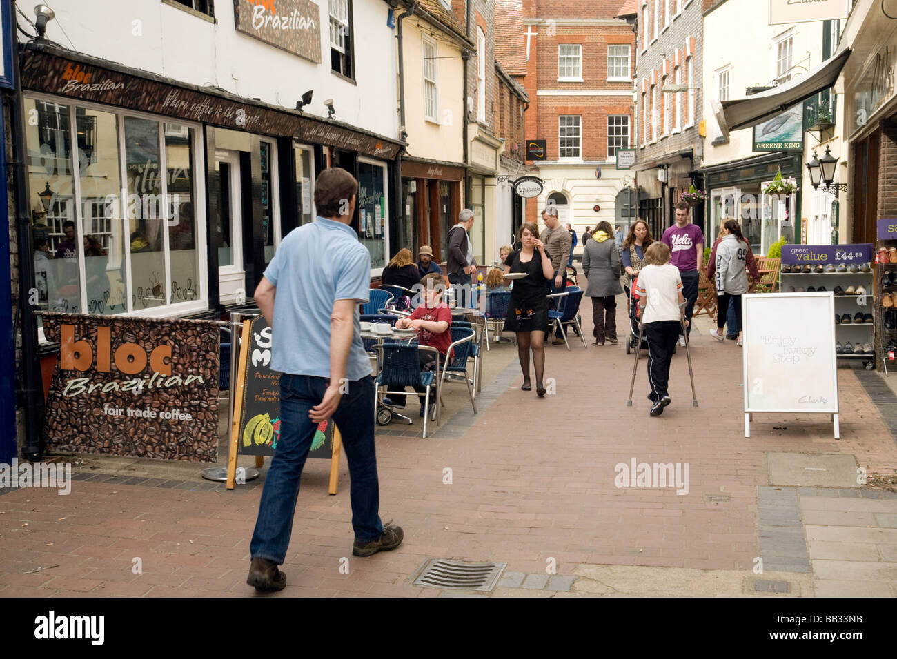 Una strada trafficata in Wallingford Town Center, Oxfordshire, Inghilterra Foto Stock