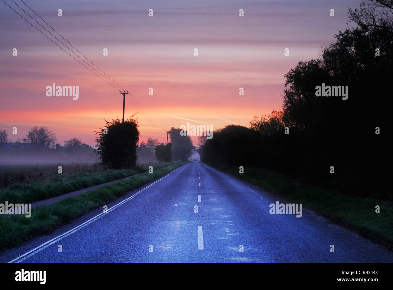 Strada vuota all'alba in Littlehampton, Sussex, England, Regno Unito Foto Stock