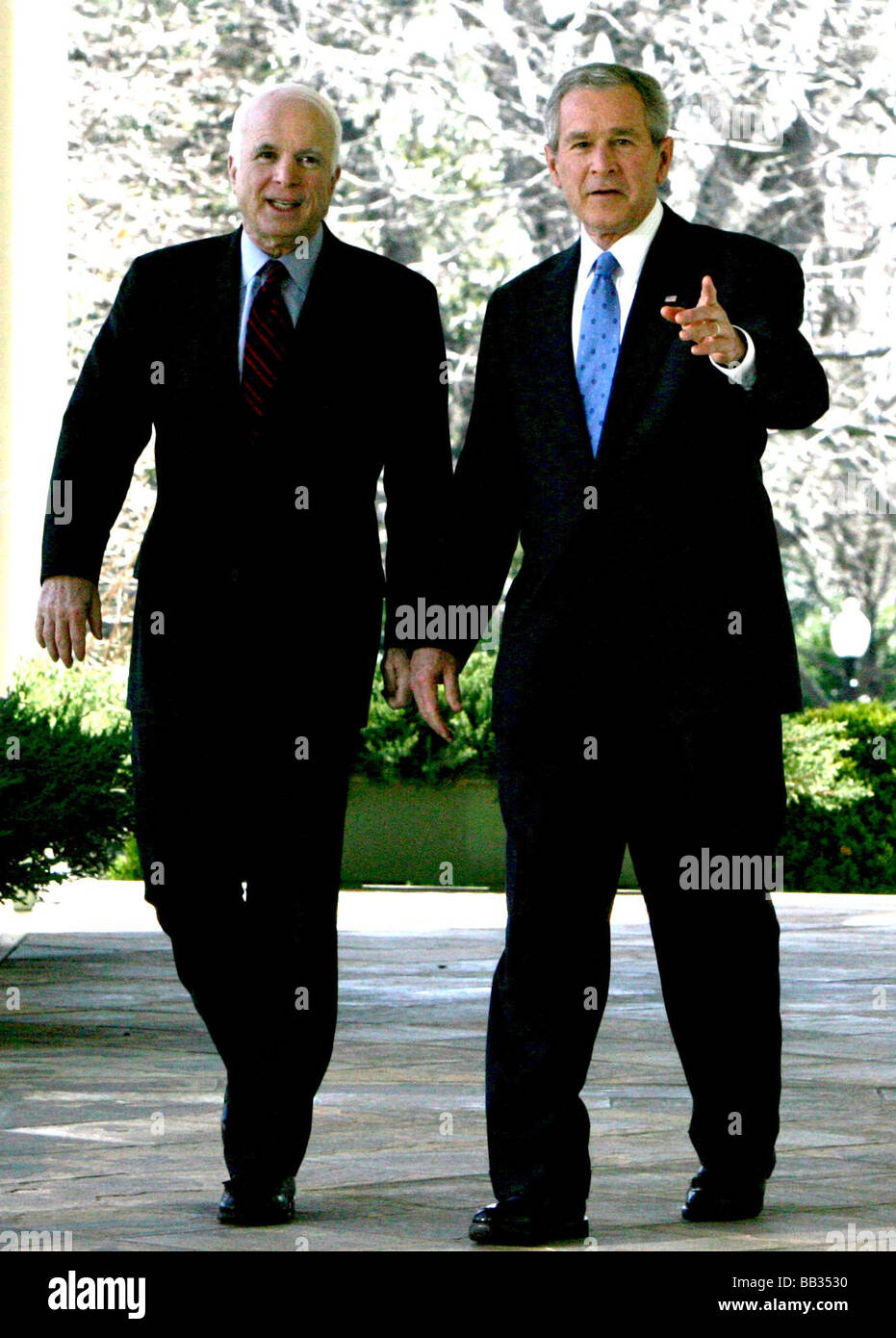 Il Presidente George W Bush & repubblicano candidato presidenziale il senatore John McCain R-AZ a piedi al di fuori dell'Ufficio ovale Foto Stock